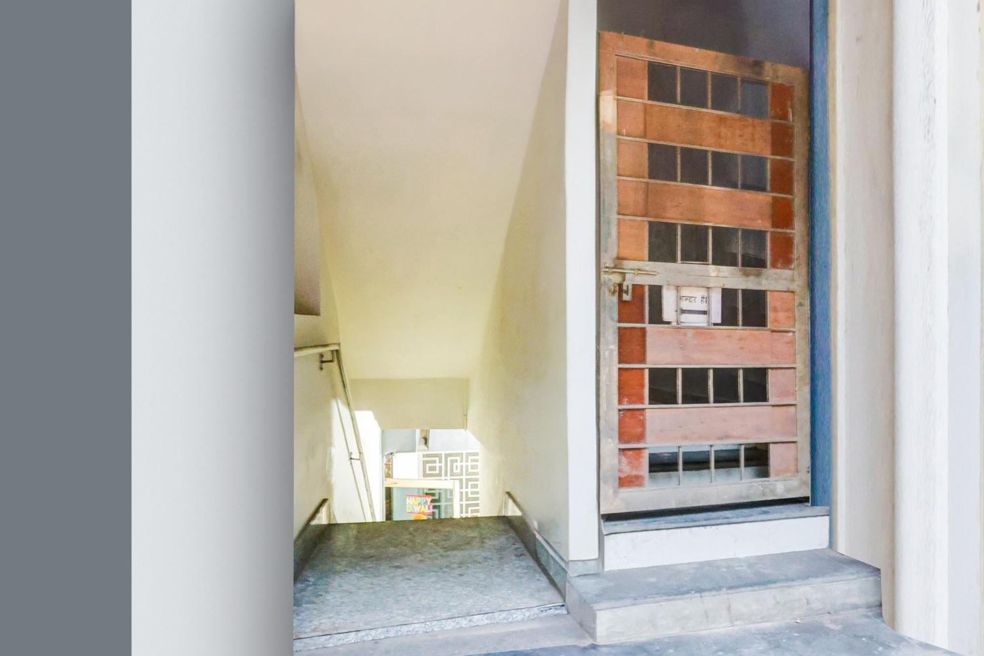 Hotel O Hari Nagar Ashram ニューデリー エクステリア 写真